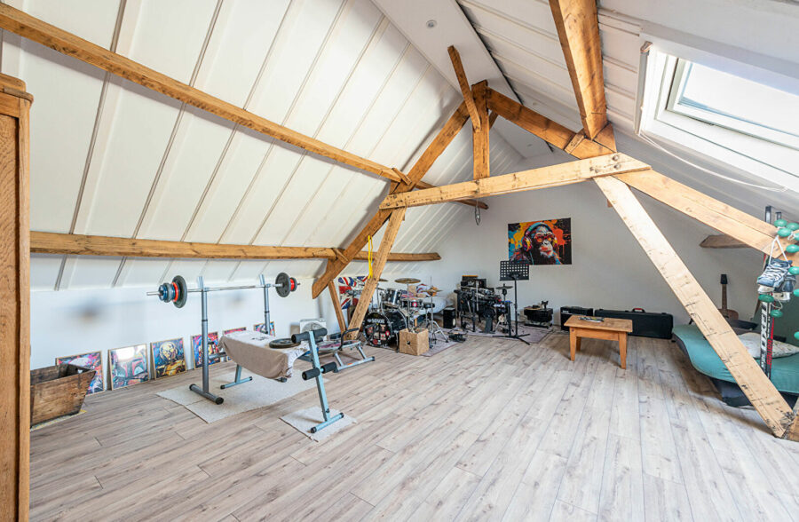 Spacieuse longère avec piscine sur 2301 m²