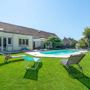 Spacieuse longère avec piscine sur 2301 m²
