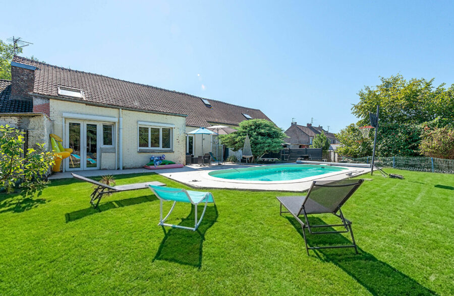 Spacieuse longère avec piscine sur 2301 m²