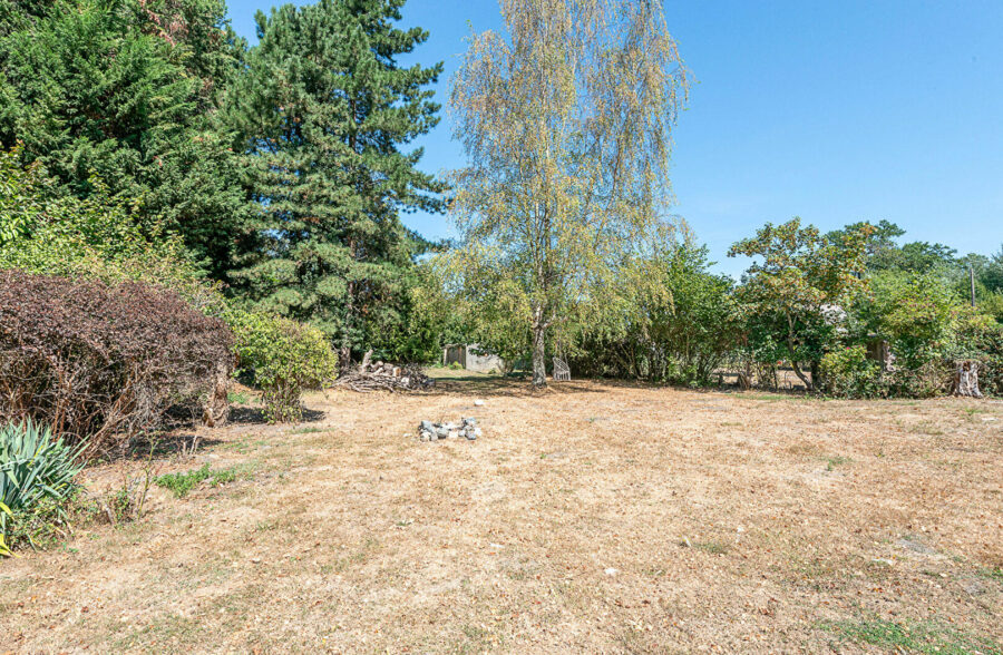 Spacieuse longère avec piscine sur 2301 m²