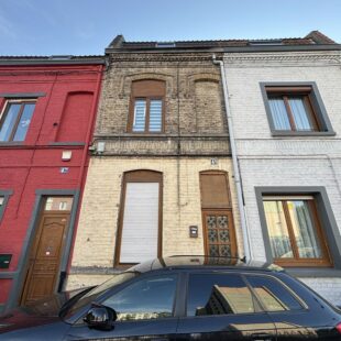 Située à la limite de Croix et de Wasquehal, Maison de type 1930.