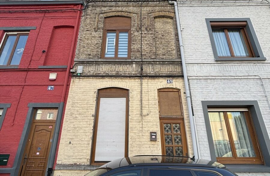 Située à la limite de Croix et de Wasquehal, Maison de type 1930.