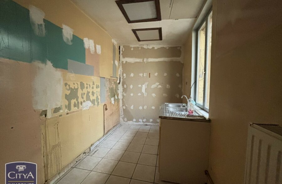 Située à la limite de Croix et de Wasquehal, Maison de type 1930.