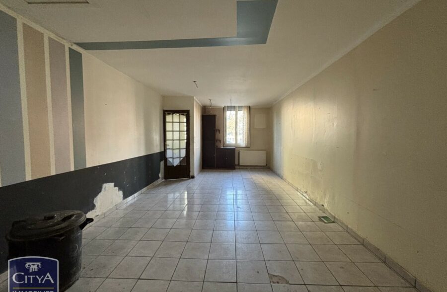 Située à la limite de Croix et de Wasquehal, Maison de type 1930.