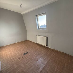 Située à la limite de Croix et de Wasquehal, Maison de type 1930.