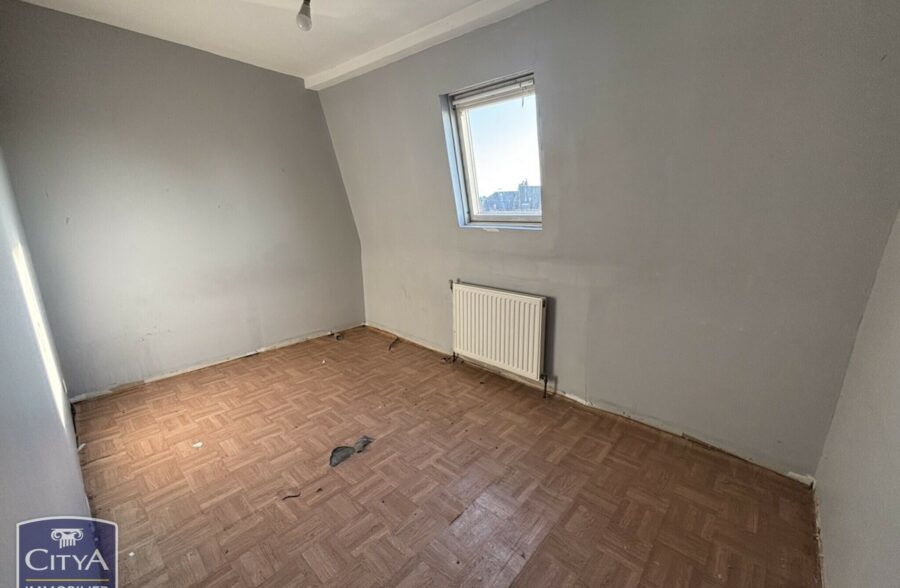 Située à la limite de Croix et de Wasquehal, Maison de type 1930.