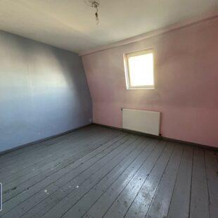 Située à la limite de Croix et de Wasquehal, Maison de type 1930.