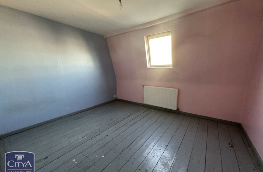 Située à la limite de Croix et de Wasquehal, Maison de type 1930.