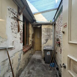 Située à la limite de Croix et de Wasquehal, Maison de type 1930.
