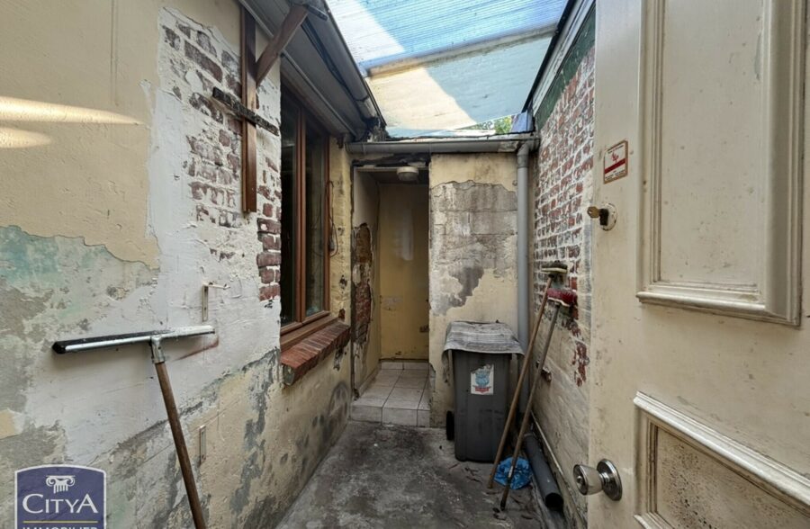 Située à la limite de Croix et de Wasquehal, Maison de type 1930.