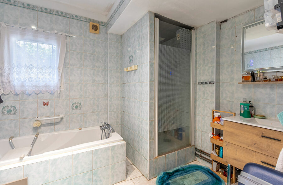 En EXCLUSIVITÉ ! Maison familiale 130m² / Investissement à fort potentiel à Roubaix 131 000€  FAII!!!