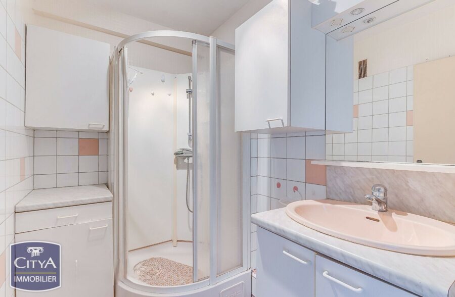 A VENDRE!! EN EXCLUSIVITE!! 75 000€ HAI!! APPARTEMENT T3, DEUX CHAMBRES + BALCON. ROUBAIX.