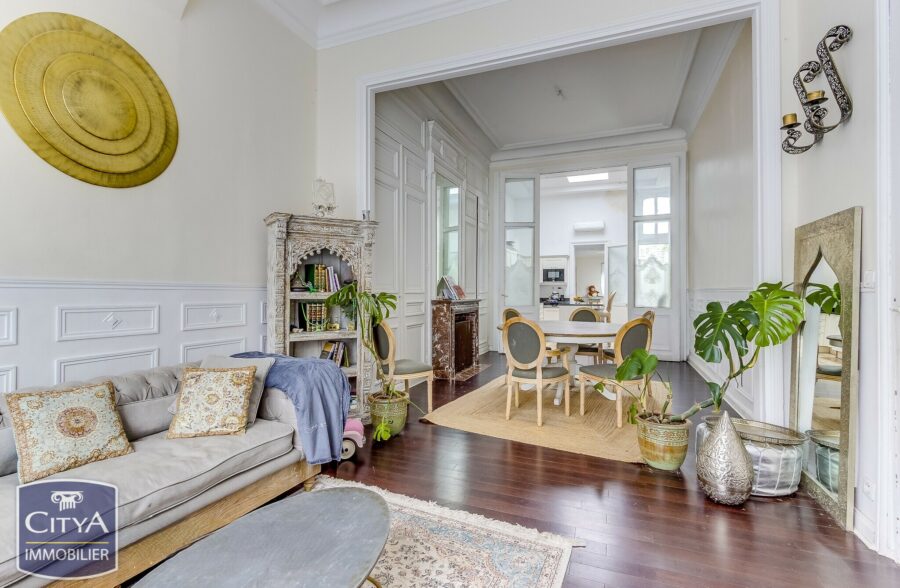 EXCLUSIVITÉ! MAISON DE MAÎTRE SEMI-MITOYENNE À ROUBAIX ! 214 m² ! 5 Chambres, salle de jeux, jardin, dépendance 60m², places de parking privées!! 215 000 € HAI!!