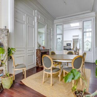 EXCLUSIVITÉ! MAISON DE MAÎTRE SEMI-MITOYENNE À ROUBAIX ! 214 m² ! 5 Chambres, salle de jeux, jardin, dépendance 60m², places de parking privées!! 215 000 € HAI!!