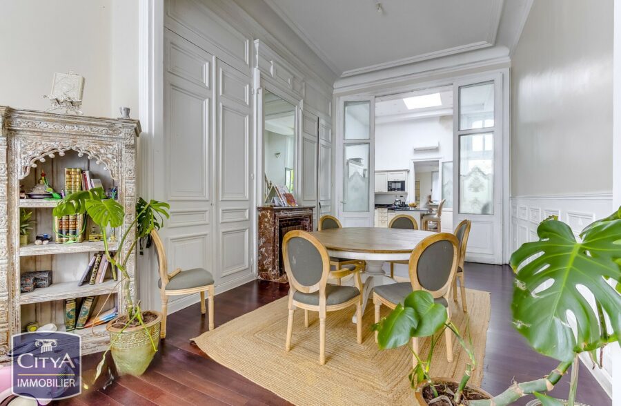 EXCLUSIVITÉ! MAISON DE MAÎTRE SEMI-MITOYENNE À ROUBAIX ! 214 m² ! 5 Chambres, salle de jeux, jardin, dépendance 60m², places de parking privées!! 215 000 € HAI!!