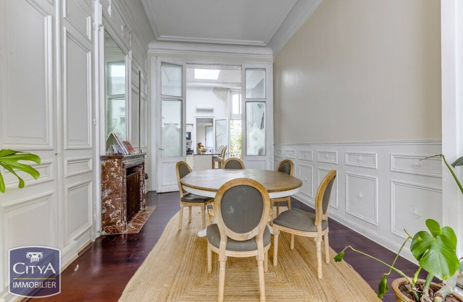 EXCLUSIVITÉ! MAISON DE MAÎTRE SEMI-MITOYENNE À ROUBAIX ! 214 m² ! 5 Chambres, salle de jeux, jardin, dépendance 60m², places de parking privées!! 215 000 € HAI!!