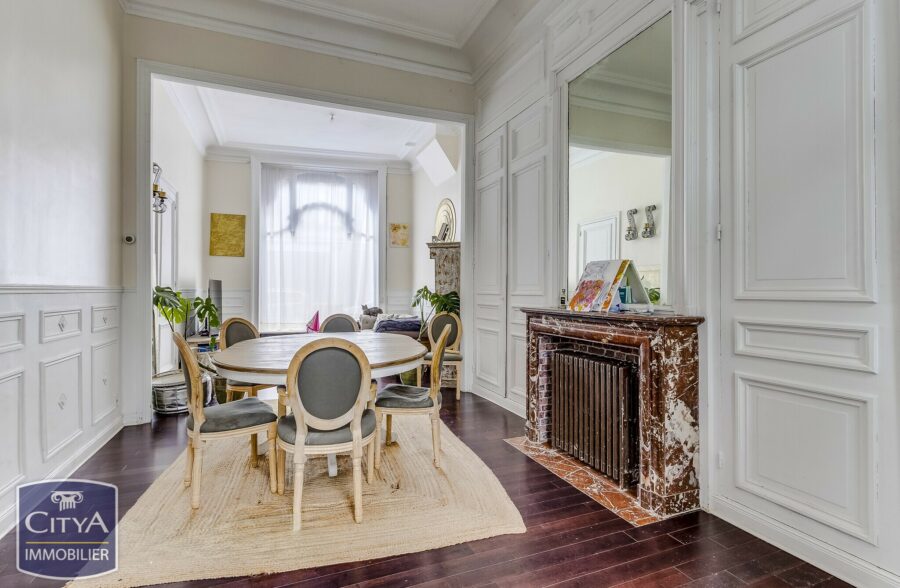 EXCLUSIVITÉ! MAISON DE MAÎTRE SEMI-MITOYENNE À ROUBAIX ! 214 m² ! 5 Chambres, salle de jeux, jardin, dépendance 60m², places de parking privées!! 215 000 € HAI!!