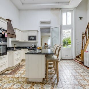 EXCLUSIVITÉ! MAISON DE MAÎTRE SEMI-MITOYENNE À ROUBAIX ! 214 m² ! 5 Chambres, salle de jeux, jardin, dépendance 60m², places de parking privées!! 215 000 € HAI!!