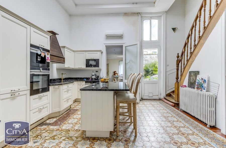 EXCLUSIVITÉ! MAISON DE MAÎTRE SEMI-MITOYENNE À ROUBAIX ! 214 m² ! 5 Chambres, salle de jeux, jardin, dépendance 60m², places de parking privées!! 215 000 € HAI!!