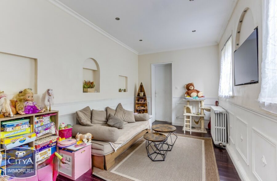 EXCLUSIVITÉ! MAISON DE MAÎTRE SEMI-MITOYENNE À ROUBAIX ! 214 m² ! 5 Chambres, salle de jeux, jardin, dépendance 60m², places de parking privées!! 215 000 € HAI!!