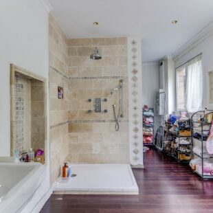EXCLUSIVITÉ! MAISON DE MAÎTRE SEMI-MITOYENNE À ROUBAIX ! 214 m² ! 5 Chambres, salle de jeux, jardin, dépendance 60m², places de parking privées!! 215 000 € HAI!!