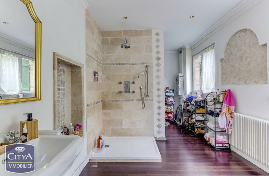 EXCLUSIVITÉ! MAISON DE MAÎTRE SEMI-MITOYENNE À ROUBAIX ! 214 m² ! 5 Chambres, salle de jeux, jardin, dépendance 60m², places de parking privées!! 215 000 € HAI!!