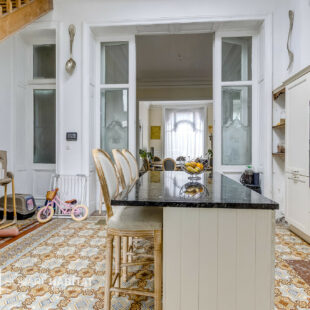EXCLUSIVITÉ! MAISON DE MAÎTRE SEMI-MITOYENNE À ROUBAIX ! 214 m² ! 5 Chambres, salle de jeux, jardin, dépendance 60m², places de parking privées!! 215 000 € HAI!!