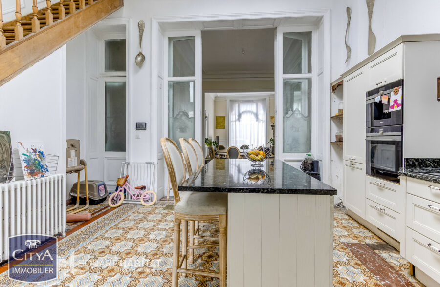 EXCLUSIVITÉ! MAISON DE MAÎTRE SEMI-MITOYENNE À ROUBAIX ! 214 m² ! 5 Chambres, salle de jeux, jardin, dépendance 60m², places de parking privées!! 215 000 € HAI!!