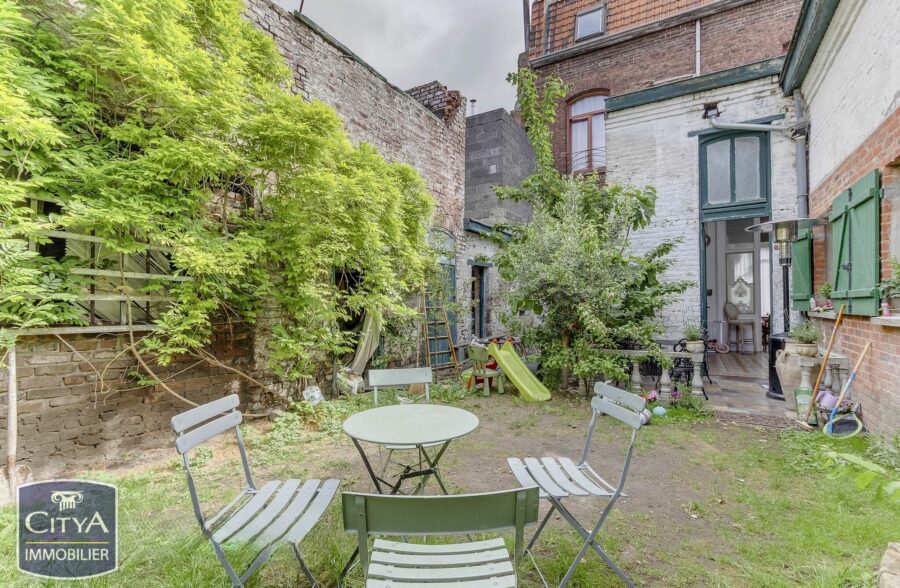 EXCLUSIVITÉ! MAISON DE MAÎTRE SEMI-MITOYENNE À ROUBAIX ! 214 m² ! 5 Chambres, salle de jeux, jardin, dépendance 60m², places de parking privées!! 215 000 € HAI!!