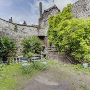 EXCLUSIVITÉ! MAISON DE MAÎTRE SEMI-MITOYENNE À ROUBAIX ! 214 m² ! 5 Chambres, salle de jeux, jardin, dépendance 60m², places de parking privées!! 215 000 € HAI!!