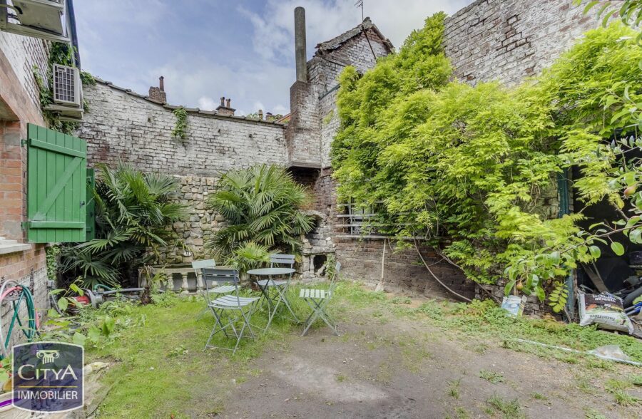 EXCLUSIVITÉ! MAISON DE MAÎTRE SEMI-MITOYENNE À ROUBAIX ! 214 m² ! 5 Chambres, salle de jeux, jardin, dépendance 60m², places de parking privées!! 215 000 € HAI!!
