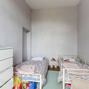 EXCLUSIVITÉ! MAISON DE MAÎTRE SEMI-MITOYENNE À ROUBAIX ! 214 m² ! 5 Chambres, salle de jeux, jardin, dépendance 60m², places de parking privées!! 215 000 € HAI!!