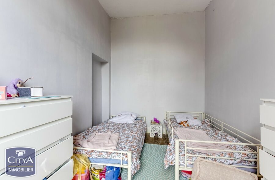 EXCLUSIVITÉ! MAISON DE MAÎTRE SEMI-MITOYENNE À ROUBAIX ! 214 m² ! 5 Chambres, salle de jeux, jardin, dépendance 60m², places de parking privées!! 215 000 € HAI!!