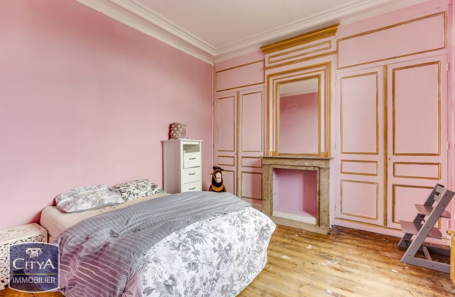 EXCLUSIVITÉ! MAISON DE MAÎTRE SEMI-MITOYENNE À ROUBAIX ! 214 m² ! 5 Chambres, salle de jeux, jardin, dépendance 60m², places de parking privées!! 215 000 € HAI!!