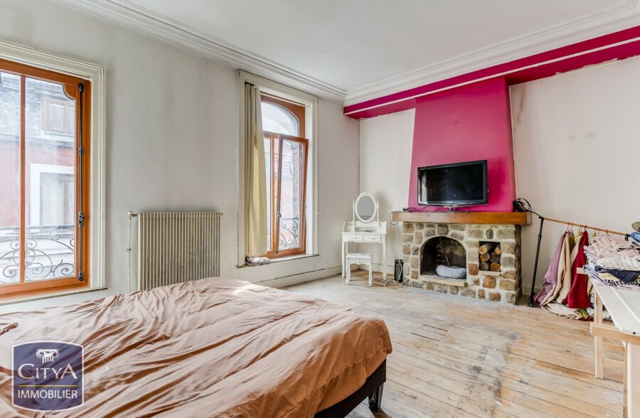 EXCLUSIVITÉ! MAISON DE MAÎTRE SEMI-MITOYENNE À ROUBAIX ! 214 m² ! 5 Chambres, salle de jeux, jardin, dépendance 60m², places de parking privées!! 215 000 € HAI!!