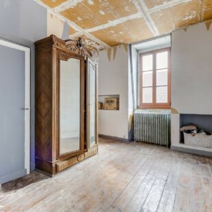 EXCLUSIVITÉ! MAISON DE MAÎTRE SEMI-MITOYENNE À ROUBAIX ! 214 m² ! 5 Chambres, salle de jeux, jardin, dépendance 60m², places de parking privées!! 215 000 € HAI!!