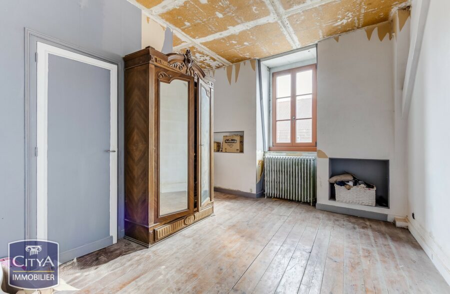 EXCLUSIVITÉ! MAISON DE MAÎTRE SEMI-MITOYENNE À ROUBAIX ! 214 m² ! 5 Chambres, salle de jeux, jardin, dépendance 60m², places de parking privées!! 215 000 € HAI!!