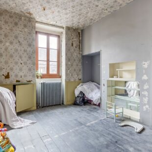 EXCLUSIVITÉ! MAISON DE MAÎTRE SEMI-MITOYENNE À ROUBAIX ! 214 m² ! 5 Chambres, salle de jeux, jardin, dépendance 60m², places de parking privées!! 215 000 € HAI!!