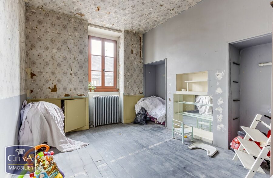 EXCLUSIVITÉ! MAISON DE MAÎTRE SEMI-MITOYENNE À ROUBAIX ! 214 m² ! 5 Chambres, salle de jeux, jardin, dépendance 60m², places de parking privées!! 215 000 € HAI!!