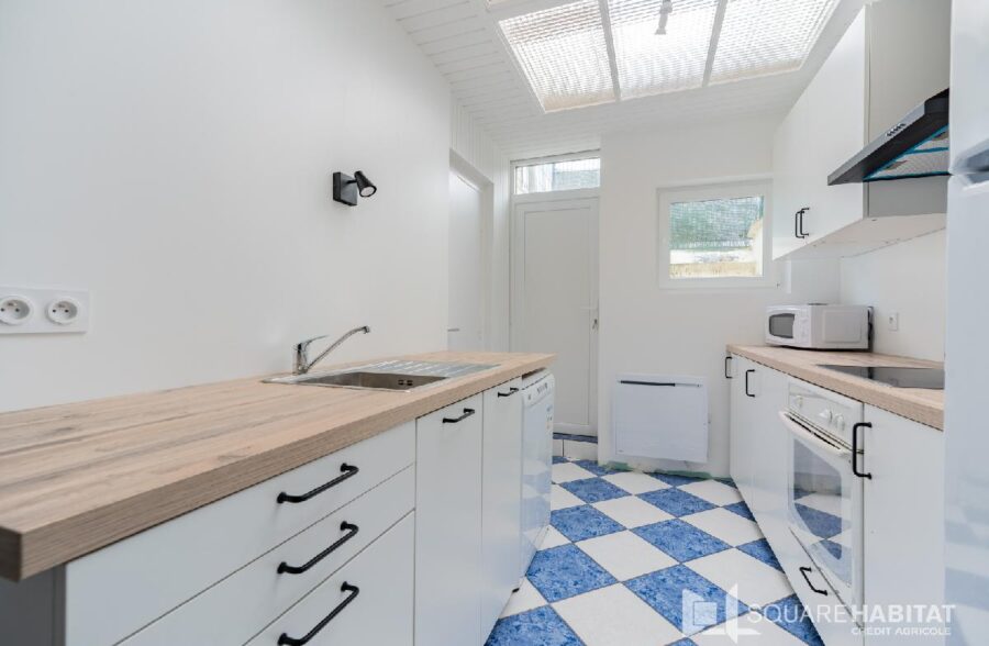 LILLE FIVES – MAISON 4 CHAMBRES RENOVEE ENTIEREMENT – DEUX SALLES DE BAINS – COUR