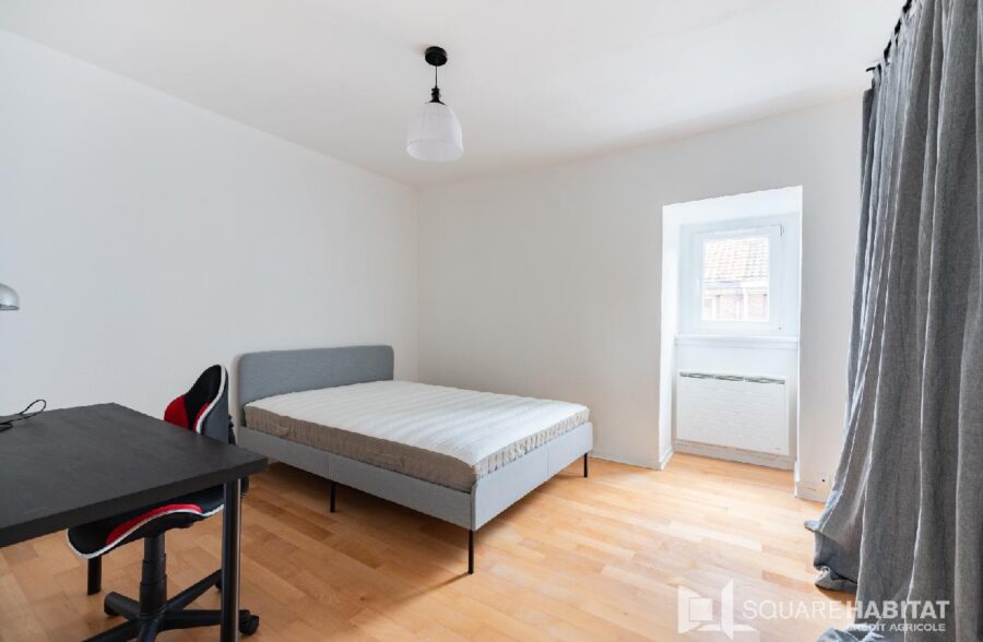 LILLE FIVES – MAISON 4 CHAMBRES RENOVEE ENTIEREMENT – DEUX SALLES DE BAINS – COUR