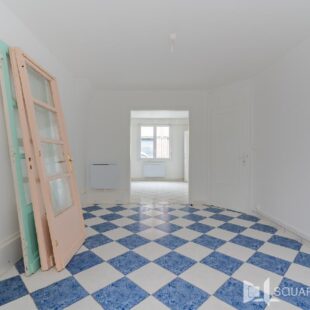 LILLE FIVES – MAISON 4 CHAMBRES RENOVEE ENTIEREMENT – DEUX SALLES DE BAINS – COUR