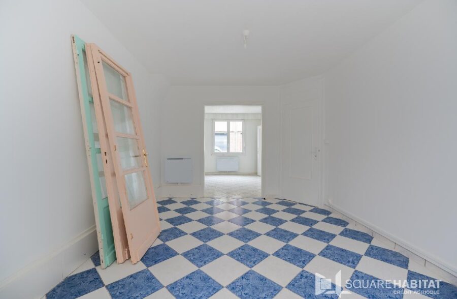 LILLE FIVES – MAISON 4 CHAMBRES RENOVEE ENTIEREMENT – DEUX SALLES DE BAINS – COUR