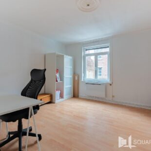 LILLE FIVES – MAISON 4 CHAMBRES RENOVEE ENTIEREMENT – DEUX SALLES DE BAINS – COUR