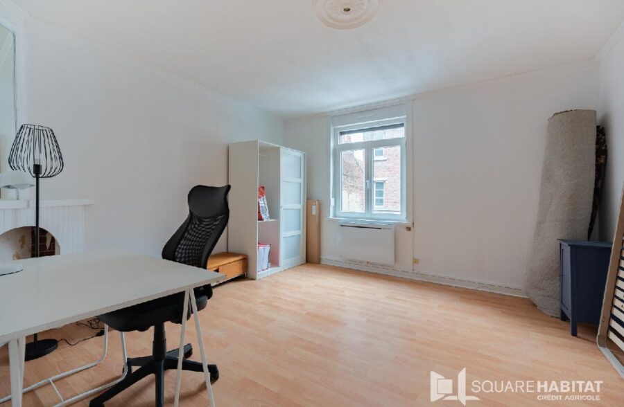 LILLE FIVES – MAISON 4 CHAMBRES RENOVEE ENTIEREMENT – DEUX SALLES DE BAINS – COUR