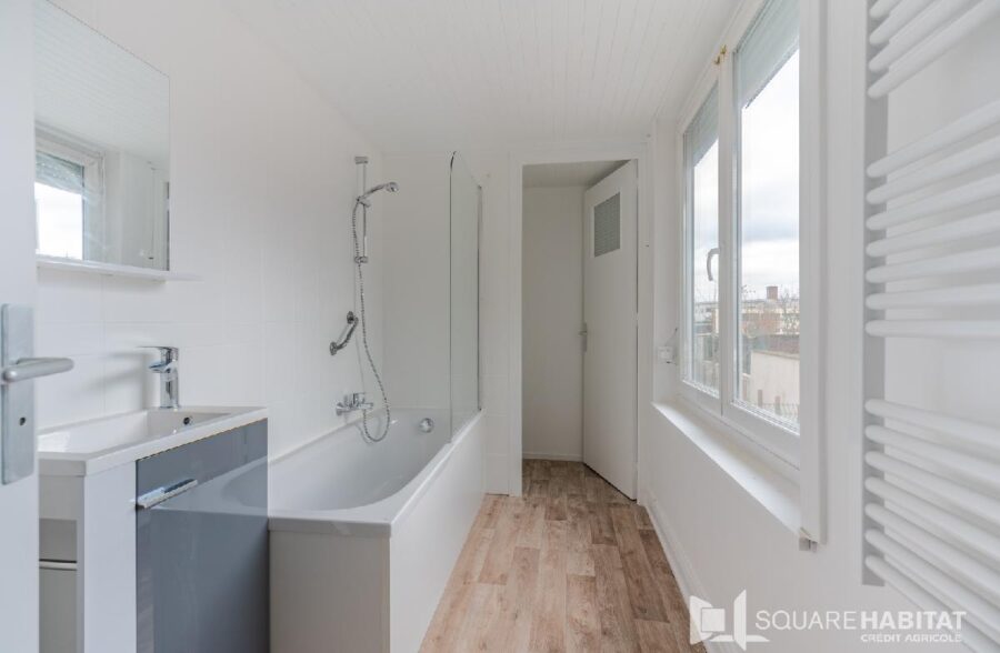 LILLE FIVES – MAISON 4 CHAMBRES RENOVEE ENTIEREMENT – DEUX SALLES DE BAINS – COUR