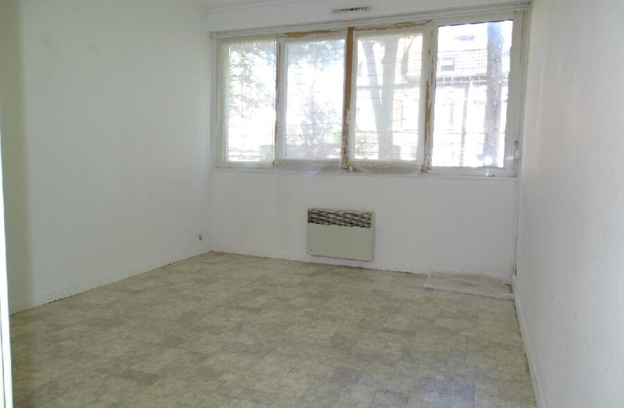 A proximité du Boulevard Gambetta, appartement de type 2 en rez-de-chaussée avec balcon!