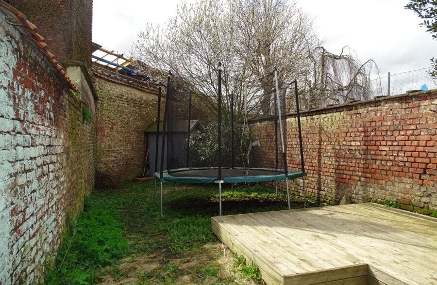 SEMI BOURGEOISE  4 CHAMBRES ET JARDIN SECTEUR LES FRANCS