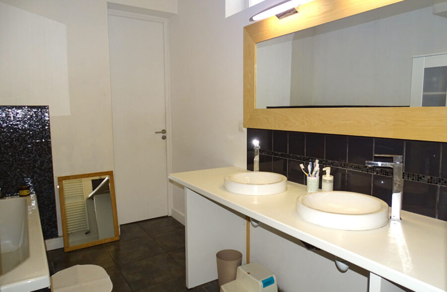 SEMI BOURGEOISE  4 CHAMBRES ET JARDIN SECTEUR LES FRANCS