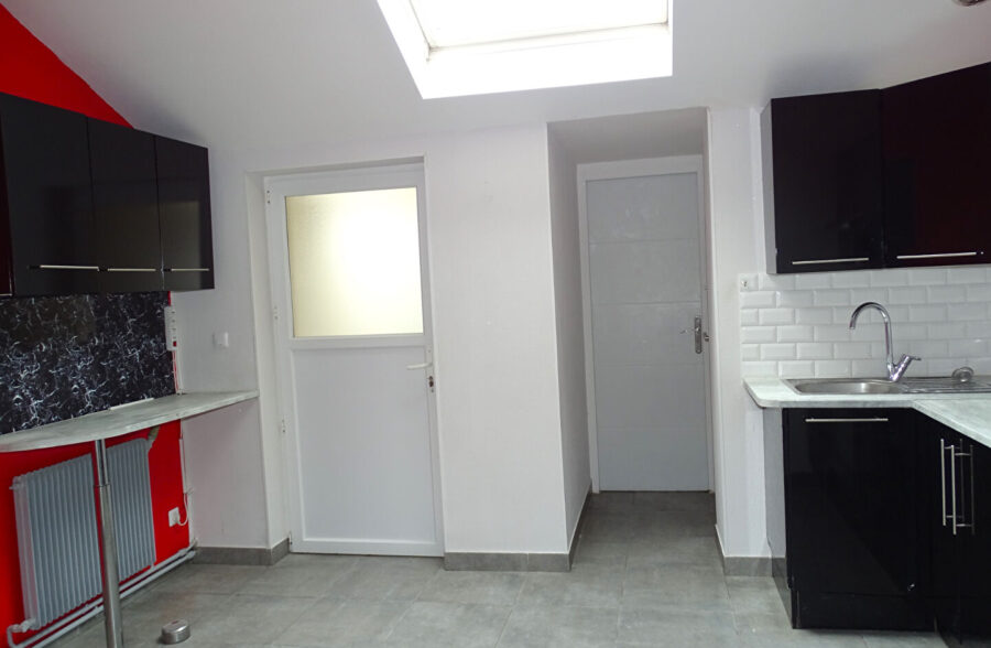 SECTEUR CALME MAISON DE VILLE RENOVEE 3 CHAMBRES ET COUR